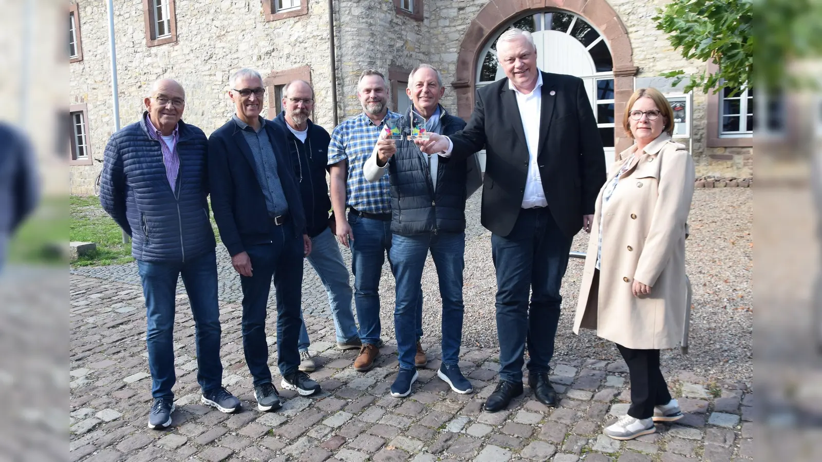 Die Kulturgemeinschaft Ottbergen ist mit dem WWKulturpreis25 ausgezeichnet worden. Hierüber freuen sich das Vorstandsteam (v.l.) Bernhard Föckel, Klaus Göllner, Thomas Gemmeke, Volker Schauf und Vorsitzender Arnd Mathias sowie Bürgermeister Daniel Hartmann und Nadine Fellmann, Stadt Höxter. (Foto: Stadt Höxter)