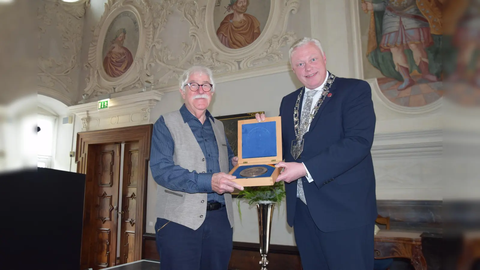 Herbert Günther erhält die Hoffmann-von-Fallersleben Plakette von Bürgermeister Daniel Hartmann. (Foto: Stadt Höxter)