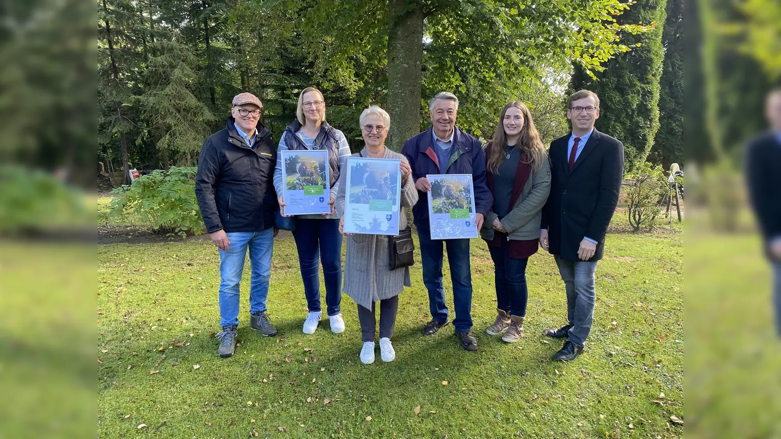 (v.l.) Thorsten Hildebrandt, Westenergie-Kommunalmanager, Carolin Isermann, Aktion Apfeltage Welda, Edeltraud Gierling-Mayer, Sozialdienst katholischer Frauen Warburg e.V., Josef Wittkopp, Stefanie Hüser, Klimaschutzbeauftrage Stadt Warburg, und Bürgermeister Tobias Scherf bei der Übergabe des Klimaschutzpreises. (Foto: Stadt Warburg)