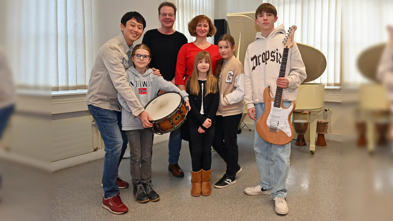 Die erfolgreichen Schüler mit ihren stolzen Lehrern. (Foto: Alexander Käberich)