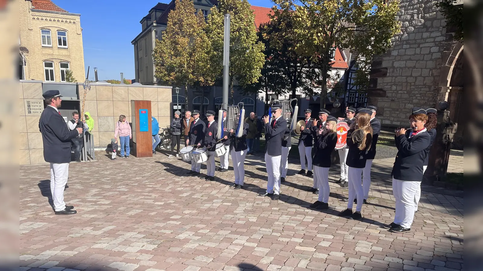 Festzug der Spielmanns- und Fanfarenzüge bei der Warburger Oktoberwoche (Foto: Julia Sürder)