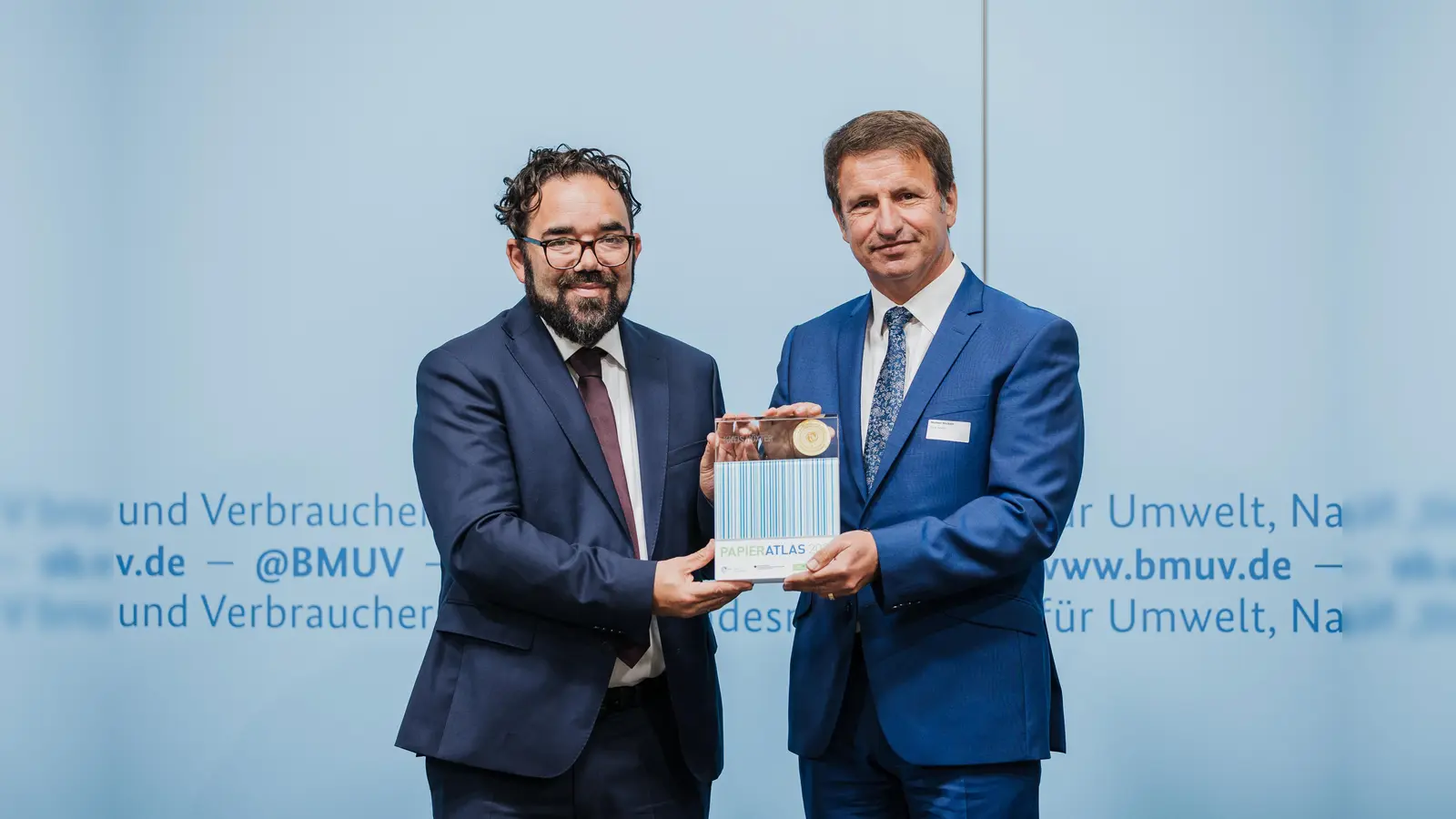 Vorbildliches Engagement bei der Nutzung von Recyclingpapier: Im Bundesumweltministerium in Berlin hat Landrat Michael Stickeln (r.) die Auszeichnung als „Mehrfachsieger“ im Papieratlas-Landkreiswettbewerb vom Parlamentarischen Staatssekretär Christian Kühn überreicht bekommen. (Foto: BMUV/Sascha Hilgers)