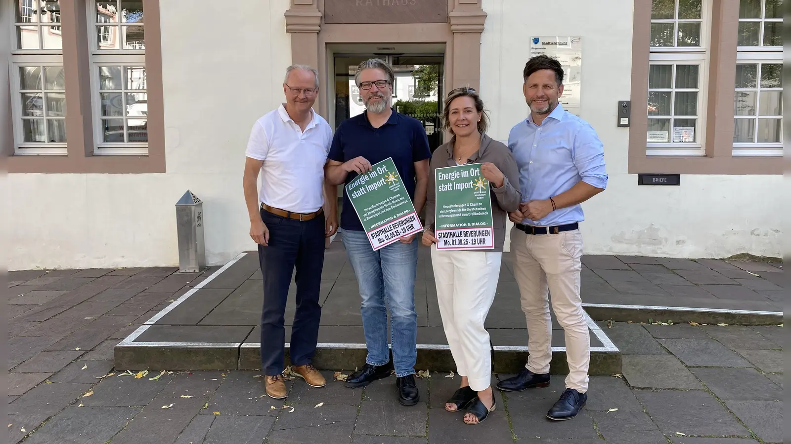 Hubertus Grimm, (Bürgermeister Beverungen), Dirk Wilhelm, (Sanierungsmanager der Gemeinde Breuna), Iris Hartmann (Sprecherin Stadtverband B90/Grüne in Beverungen) und Tino Wenkel (Bürgermeister Samtgemeinde Boffzen) laden zum Gespräch ein.  (Foto: B90/Grüne, OV Beverungen)