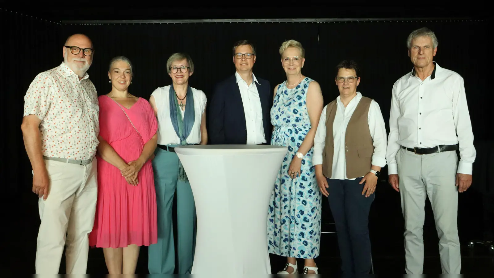 Die Festredner betonten unisono, wie wichtig die Adolph-Kolping-Schule in der Bildungslandschaft des Kreises Höxter geworden ist (von links): Schulleiter Dietmar Overbeck, Sandra Osterkamp (Schulrätin für Förderschulen), Magdalena Volmert (stellvertretende Landrätin), Schulpflegschaftsvorsitzender Bernd Fischer, Jutta Robrecht (stellvertretende Bürgermeisterin), Schulwerk-Geschäftsführerin Eva Klare-Kurtenbach und ihr Vorgänger Ulrich Woischner.  (Foto: Jana Sudhoff)