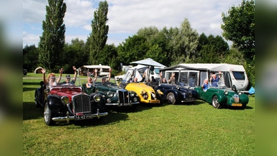 Oldtimer-Sportwagen, die auf der Karosserie von gänigen Modellen gebaute werden, sind auch diese Schmuckstükce, die auf der „Ente“, dem Citroen 2 CV bestehen. 