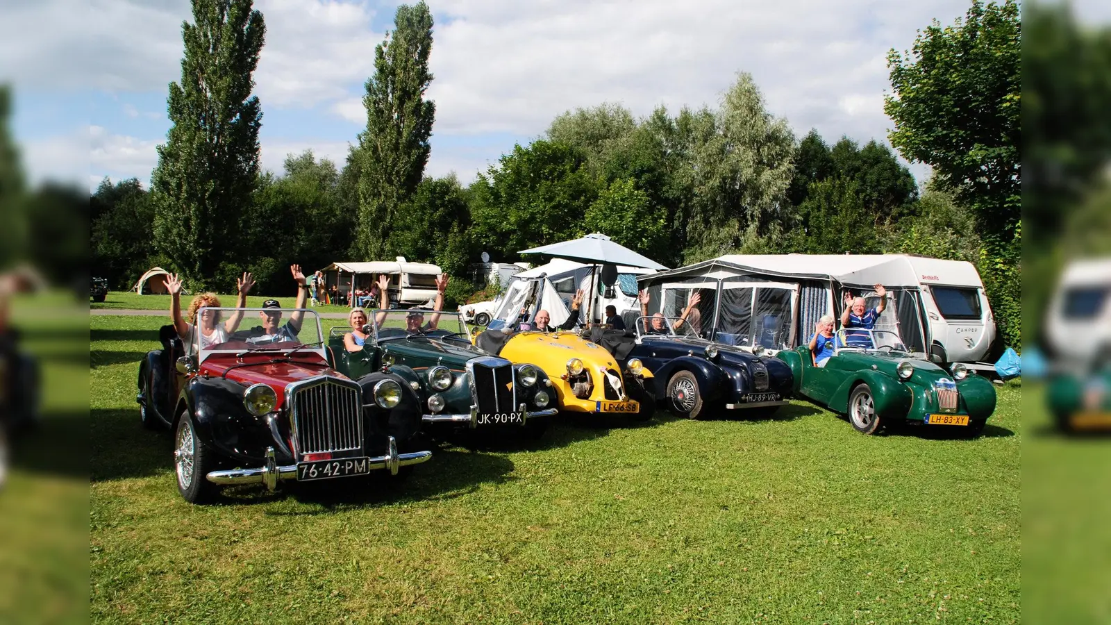Oldtimer-Sportwagen, die auf der Karosserie von gänigen Modellen gebaute werden, sind auch diese Schmuckstükce, die auf der „Ente“, dem Citroen 2 CV bestehen. 