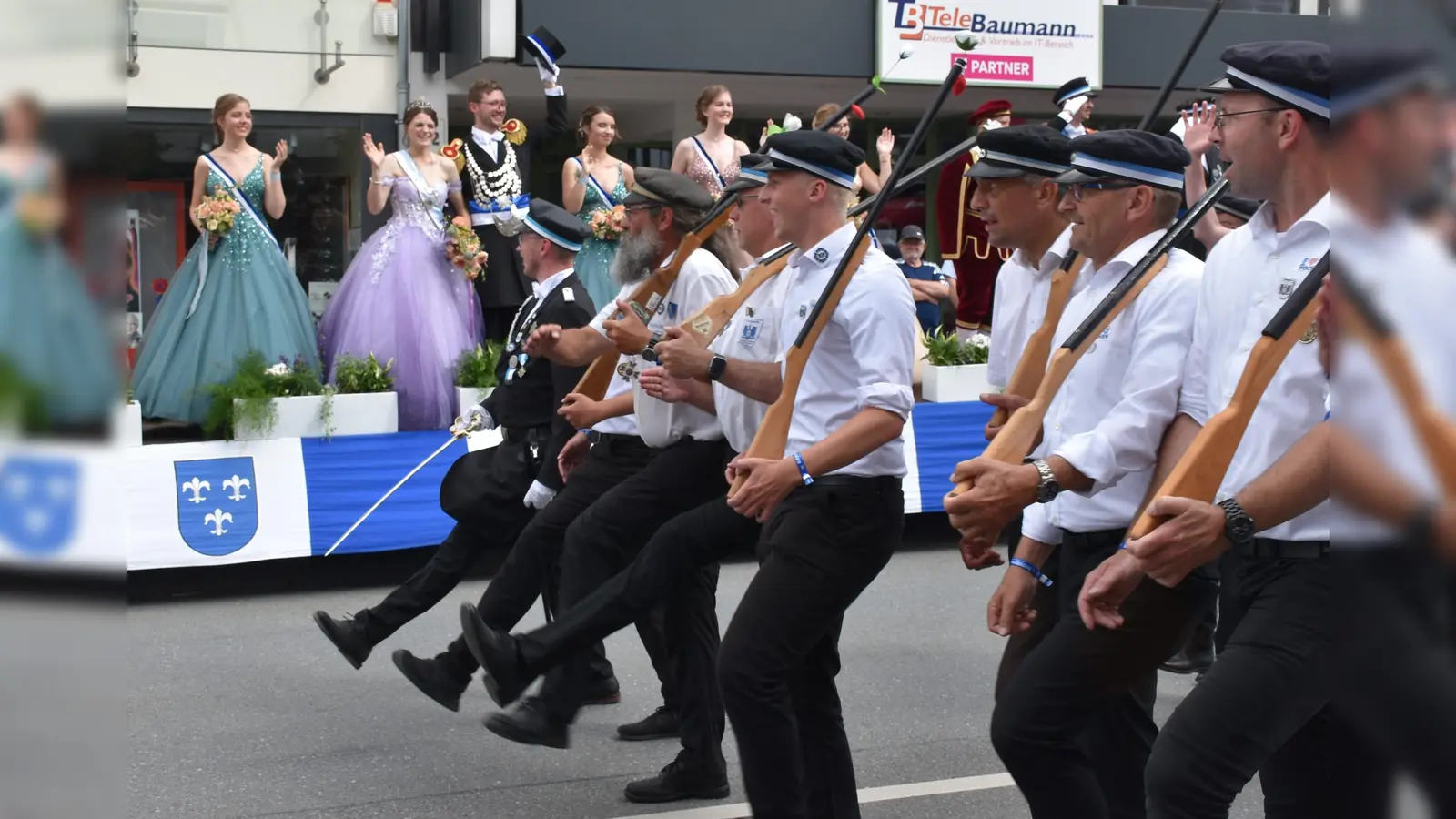 Die Schützen und Offiziere warfen beim Parademarsch für den neuen König die Beine hoch in die Luft.  (Foto: Barbara Siebrecht)