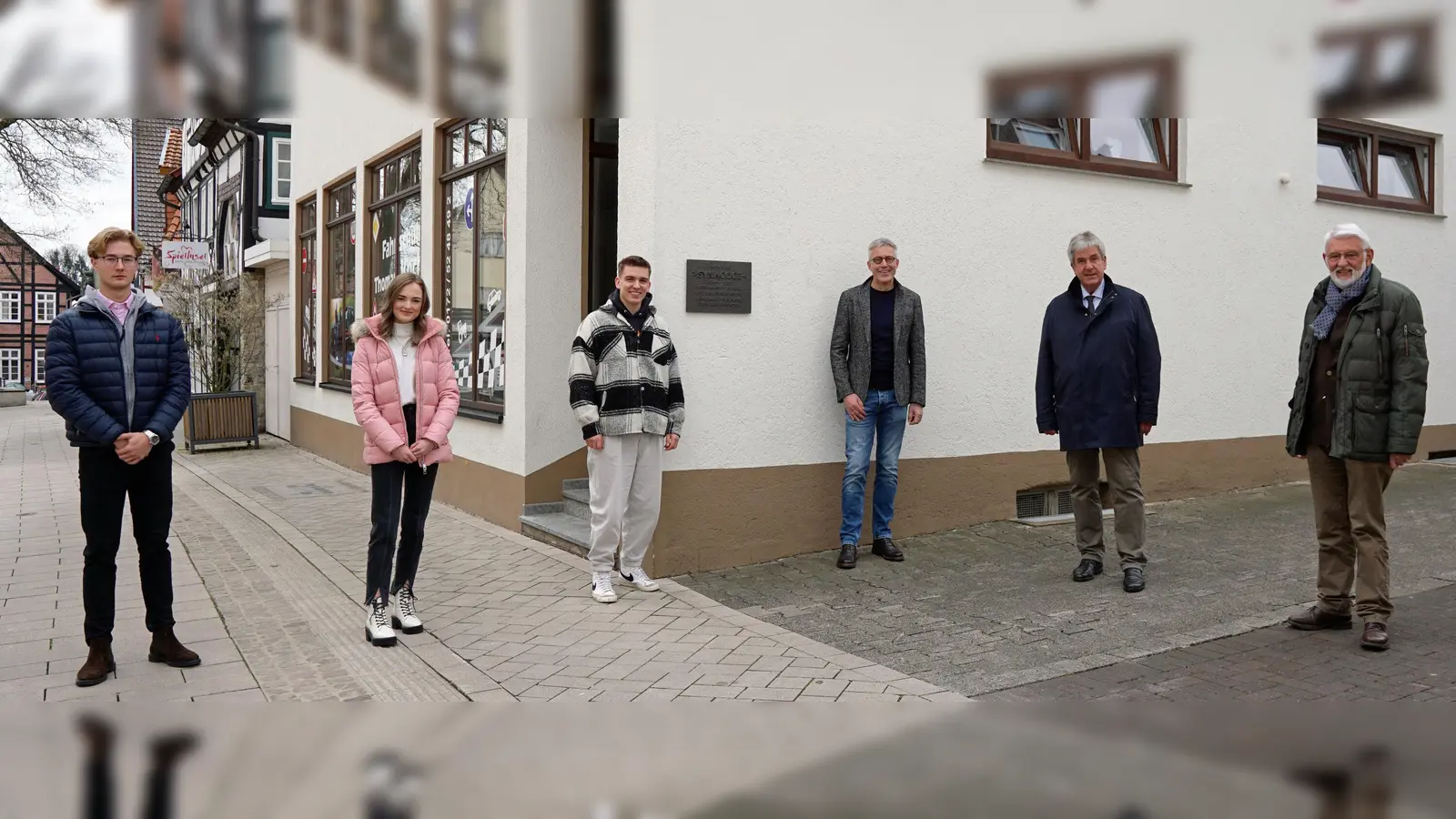 Vor der ehemaligen Synagoge in Brakel: (von links) die Schüler Constantin Vössing, Karina Alexander und Kevin König, Dirk Brassel (Leiter des Stadtmuseums), Bürgermeister Hermann Temme und Paul Kramer (Vorsitzender des Heimat- und Museumsvereins Brakel). (Foto: Foto: Stadt Brakel)
