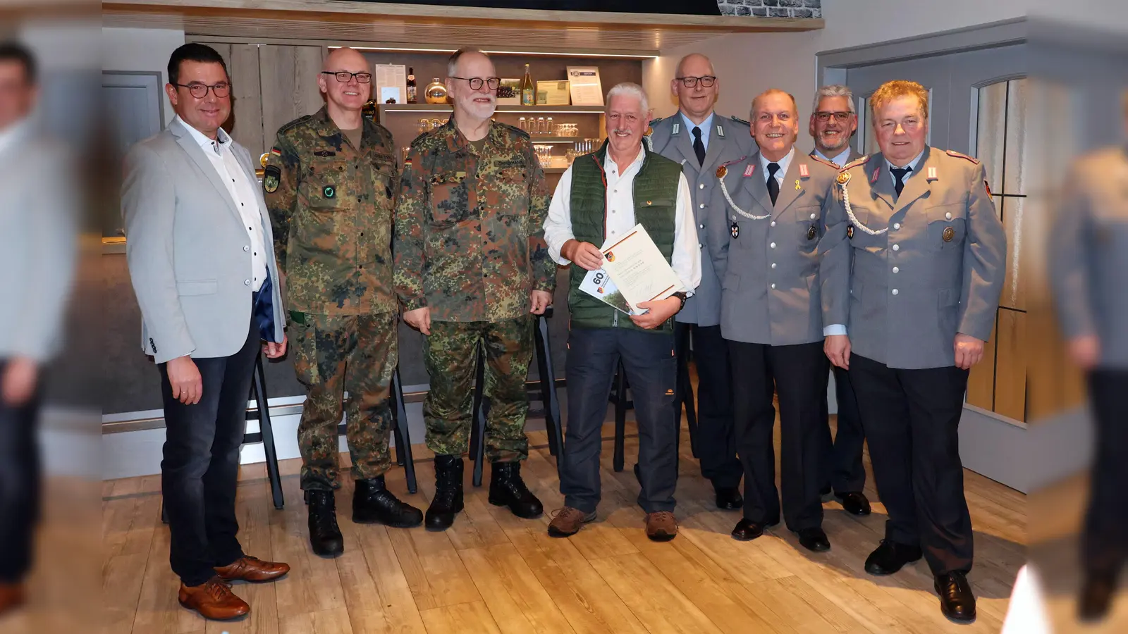 V.l.: Carsten Torke (Bürgermeister der Stadt Steinheim), David Lohse (Kreisvorsitzender Kreisgruppe HX/PB), Rüdiger Zimmermann (1. stellv. Kreisvorsitzender Kreisgruppe HX/PB), Hans-Joachim Knaak (Geehrter), Daniel Oppermann (1. Vorsitzender RK Steinheim), Burkhard Müller (Kassierer RK Steinheim), Gerhard Unruhe (Schriftführer RK Steinheim) und Otto Stöver (2. Vorsitzender RK Steinheim). (Foto: privat)