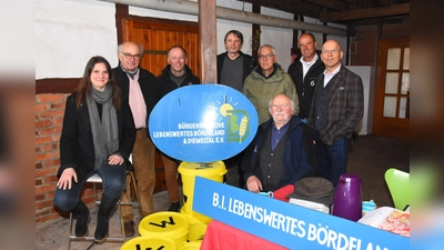 Pressegespräch: (v.l.) Edith Götz, Rainer Mues, Hubertus Hartmann, Heinrich Wenisch, Pfarrer Karlo Scholz, Josef Jacoby, Dr. Claus Schubert und Prof. Dr. Dr. Martin Hörning (Herstelle), Josef Jacobi (Körbecke), (Warburg), (Beverungen) und Heinrich Wenisch (Lauenförde) beteiligt. (Foto: Peter Vössing)