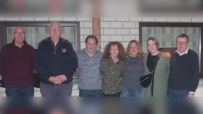Der Vorstand des Heimtvereins Reelsen v.l.): Andreas Mügge (Schriftführer), Thomas Möller (2. Vorsitzender), Dr. Uwe Schicktanz (1. Vorsitzender), Anette Wolff (Kassiererin), sowie die Beisitzer Natascha Egeling, Friederike Roth und Alfred Schröder (Beisitzer). (Foto: Heimatverein Reelsen / privat)