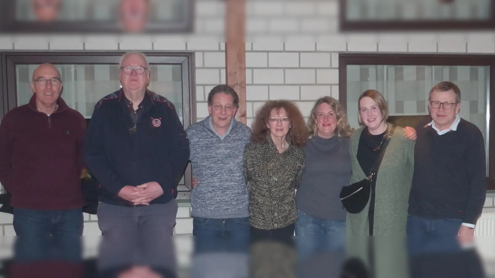 Der Vorstand des Heimtvereins Reelsen v.l.): Andreas Mügge (Schriftführer), Thomas Möller (2. Vorsitzender), Dr. Uwe Schicktanz (1. Vorsitzender), Anette Wolff (Kassiererin), sowie die Beisitzer Natascha Egeling, Friederike Roth und Alfred Schröder (Beisitzer). (Foto: Heimatverein Reelsen / privat)