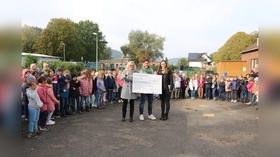 Die Grundschule Lauenförde sammelte ganze 5.345 Grüne Meilen und nimmt auch sonst sehr engagiert an der Einführung der Energiesparmodelle teil. (Foto: JB/KSA)