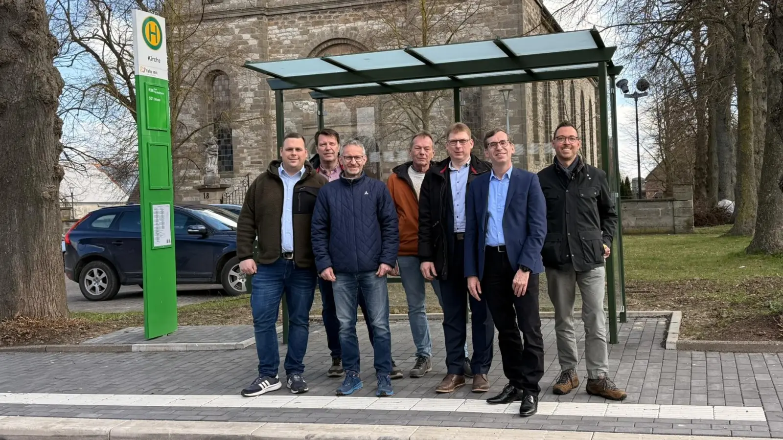 Mit dem barrierefreien Ausbau der Bushaltestelle in Hohenwepel ist das Projekt abgeschlossen: Lucas Conrad (NWL), Frank Laudage (Büro Laudage: Planung), Markus Engemann (Bauamt Stadt Warburg), Jochen Bracht (Baufirma Bracht), Daniel Strathaus (Ortsvorsteher Hohenwepel), Bürgermeister Tobias Scherf und der Mobilitätsbeauftragte der Stadt Warburg Jan Kolditz freuen sich über die gute Zusammenarbeit. (Foto: Hansestadt Warburg)
