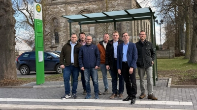 Mit dem barrierefreien Ausbau der Bushaltestelle in Hohenwepel ist das Projekt abgeschlossen: Lucas Conrad (NWL), Frank Laudage (Büro Laudage: Planung), Markus Engemann (Bauamt Stadt Warburg), Jochen Bracht (Baufirma Bracht), Daniel Strathaus (Ortsvorsteher Hohenwepel), Bürgermeister Tobias Scherf und der Mobilitätsbeauftragte der Stadt Warburg Jan Kolditz freuen sich über die gute Zusammenarbeit. (Foto: Hansestadt Warburg)