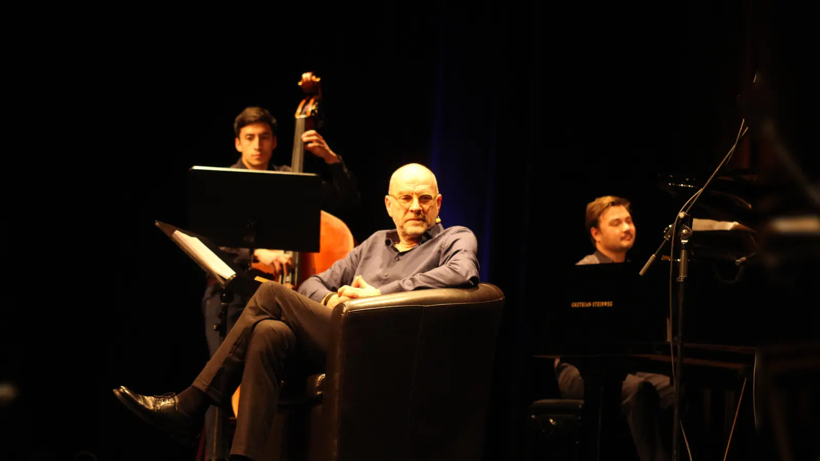 Schauspieler Götz Schubert mit seinen Jazzmusikern auf der Bühne der Beverunger Stadthalle.  (Foto: © Kulturgemeinschaft Beverungen)