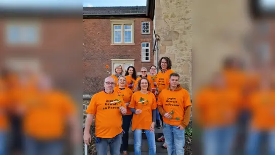 Alle Mitarbeitenden vom Team der Diakonie in Warburg trugen am Aktionstag gegen Gewalt an Frauen und Mädchen orangene T-Shirts und überreichten orangene Rosen mit dem Statement „Gegen Gewalt an Frauen“ an Menschen, die die Beratungsstelle besuchten. (Foto: Diakonie Warburg)