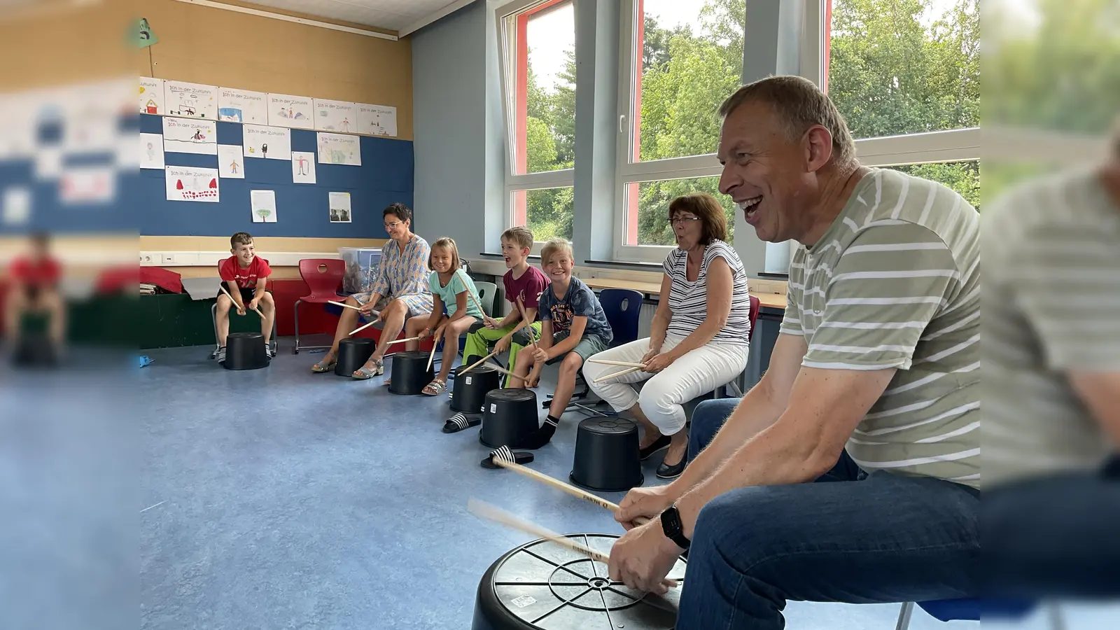Dirk Osterberg (vorne rechts) und Gabriele Mikl sind mit den Kindern und Kolleginnen beim gemeinsamen Trommeln. (Foto: Musikschule Hofgeismar)