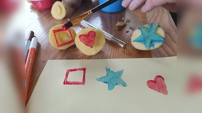 Stempelei mit Kartoffeln: Beim Kartoffelfest am 20. September im Archäologiepark Höxter können Kinder kreativ werden. Außerdem gibt es eine Olympiade und viele verschiedene Kartoffel-Gerichte. (Foto: Huxarium Gartenpark Höxter)