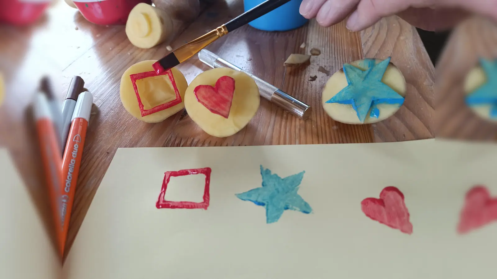 Stempelei mit Kartoffeln: Beim Kartoffelfest am 20. September im Archäologiepark Höxter können Kinder kreativ werden. Außerdem gibt es eine Olympiade und viele verschiedene Kartoffel-Gerichte. (Foto: Huxarium Gartenpark Höxter)