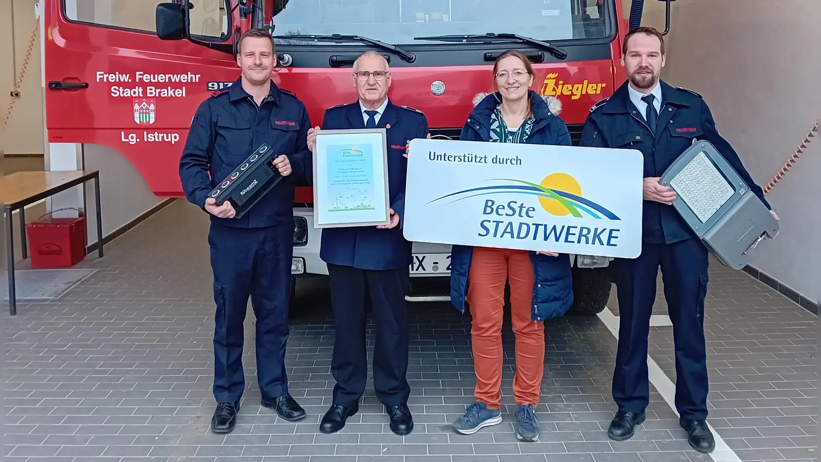 V.l.: Sebastian Buch (Feuerwehr Kamerad-Mitglied des Fördervereins), Heinrich Muhr (1. Vorsitzender<br>des Fördervereins), Nicole Ulbrich (BeSte Stadtwerke), Andre Muhr (1. Löschgruppenführer). (Foto: privat)