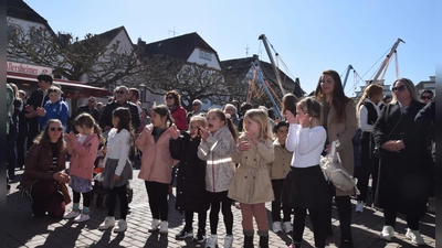 Begeisterung auf dem Marktplatz: Das Kükenfest liefert stets ein spannendes Programm. (Foto: Marc Otto)
