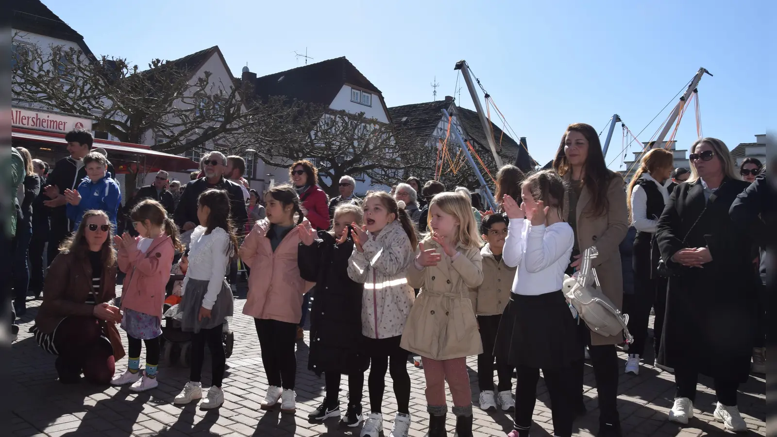 Begeisterung auf dem Marktplatz: Das Kükenfest liefert stets ein spannendes Programm. (Foto: Marc Otto)
