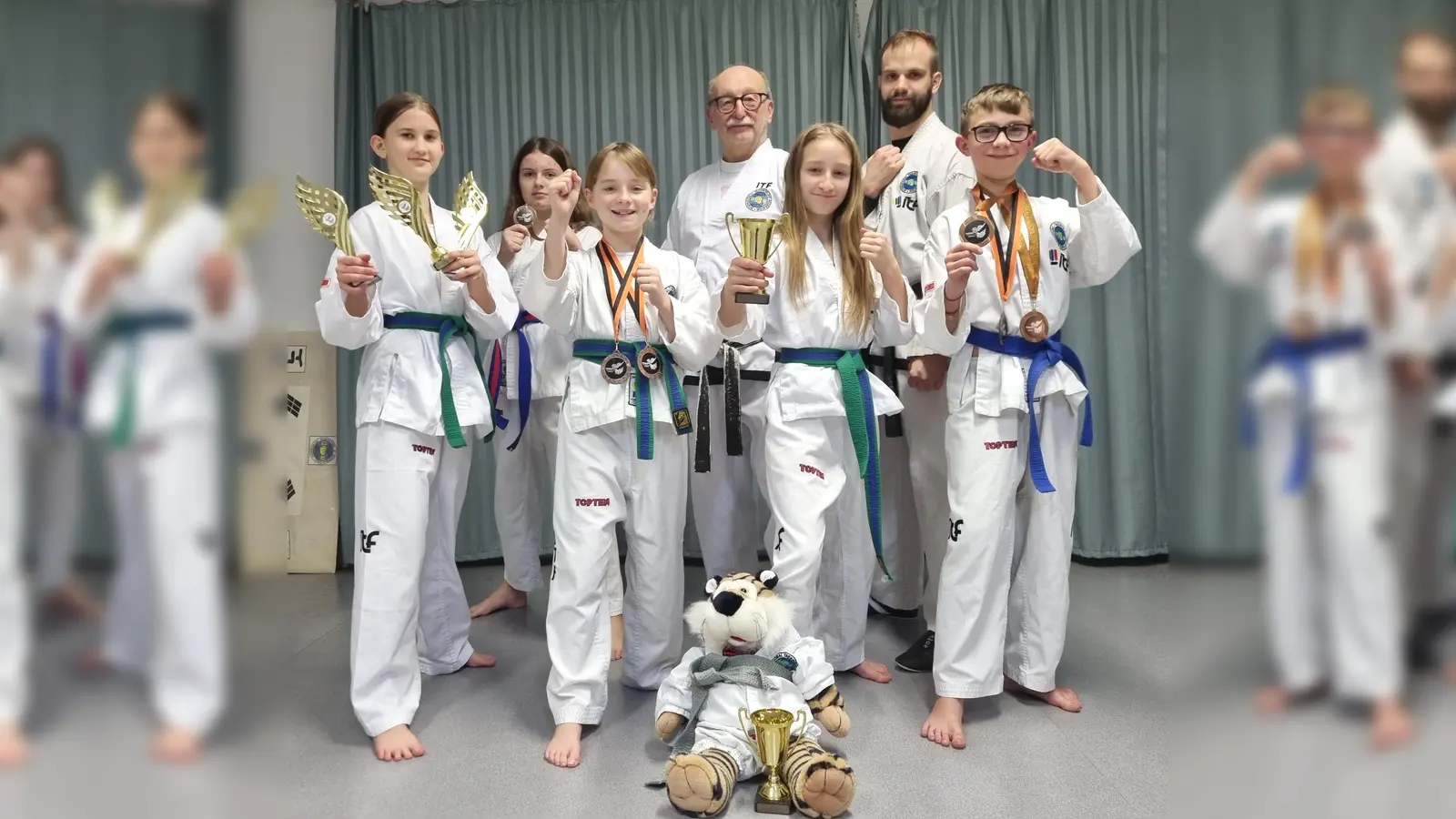 Sammelten fleißig Medaillen für die Kampfsportgemeinschaft Boffzen/Fürstenberg beim Turnier in Göttingen (vorne von links): Marina Eckert, Kira Bost, Isabella Malena und Janneck Weyer. Dahinter von links: Lucy Bost, Günter Potthast und Magnus Heisler. (Foto: MTV Boffzen)
