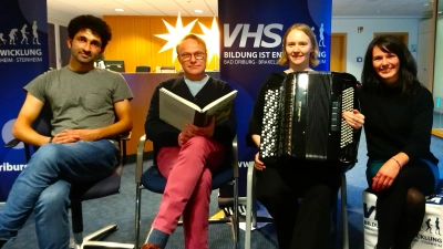 Über einen gelungenen VHS-Abend freuten sich (v.l.) Jarjis Parsiban (VHS-Mitarbeiter), Frank Meier-Barthel, Joanne Bialek-Tan und Ann Kathrin Hickl (VHS-Fachbereichsleiterin). (Foto: Doris Dietrich)