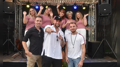 Das Team von Balance – Vital Lounge (v. l.) Xenia Seiler, Melina Dilly, Jessica Natalichin, Ulrike Mohr Luna Hofeditz und Howard Wenzel (rechts) mit Patrick Hörle (Keyboard) und Joshua Tappe (Gesang und Gitarre).  (Foto: Barbara Siebrecht)