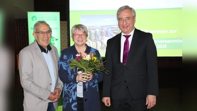 Der Ehrenvorsitzende Dr. Omar Mahjoub (links), und Martin Kupper gratulieren Angela Schürzeberg zur Wiederwahl. (Foto: privat)
