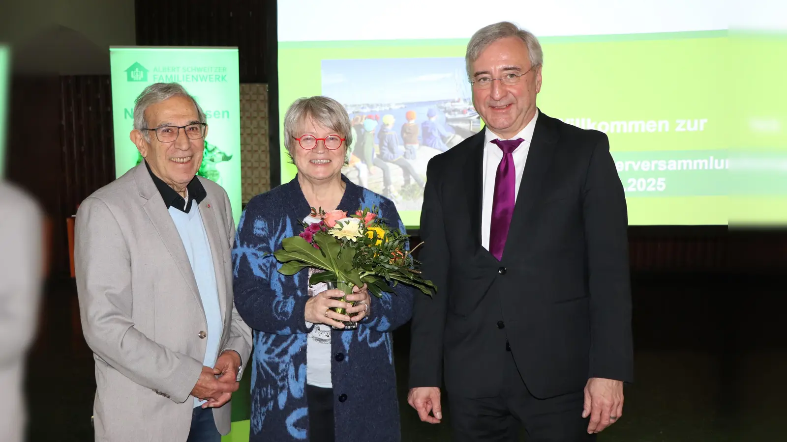 Der Ehrenvorsitzende Dr. Omar Mahjoub (links), und Martin Kupper gratulieren Angela Schürzeberg zur Wiederwahl. (Foto: privat)