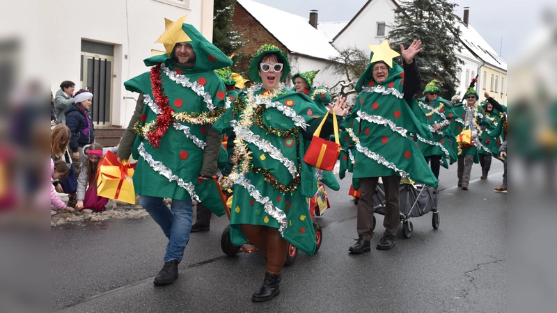 Als glitzernde Weihnachtsbäume lief die Gruppe der evangelischen Kirche mit.  (Foto: Barbara Siebrecht)