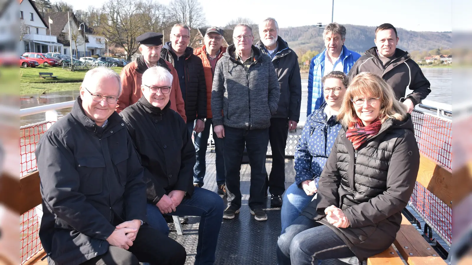 Bürgermeister Hubertus Grimm, die Bezirksausschussvorsitzenden (vorne) Günter Weskamp (Wehrden), Sonja Schüttemeyer ((Herstelle) und die stellv. Bezirksausschußvorsitzende Petra Thewes (Würgassen) freuen sich, dass die Fährmänner (v. l.) Gerhard Daniel, Paul Mikus, Willi Daniel, Ferdinand Kayser, Lothar Gordon, und Willi Daniel (es fehlt Wolfgang Treutler) die Saison starten. Christian Frewer (ganz rechts) baute die neuen Fähren.  (Foto: Barbara Siebrecht)