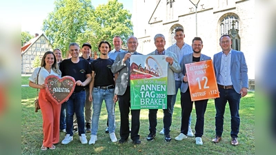 Organisatoren und Akteure des Annentags (v.l.): Angela Denecke, Jennifer Happe, Gaetano Cardamone, Stefan Friedrich, Salvatore Cardamone, Sebastian Müller, Pfarrer Andreas Kurte, Bürgermeister Hermann Temme, Erwin Leopold, Benedikt Gönnewicht und Alexander Kleinschmidt. (Foto: Stadt Brakel)