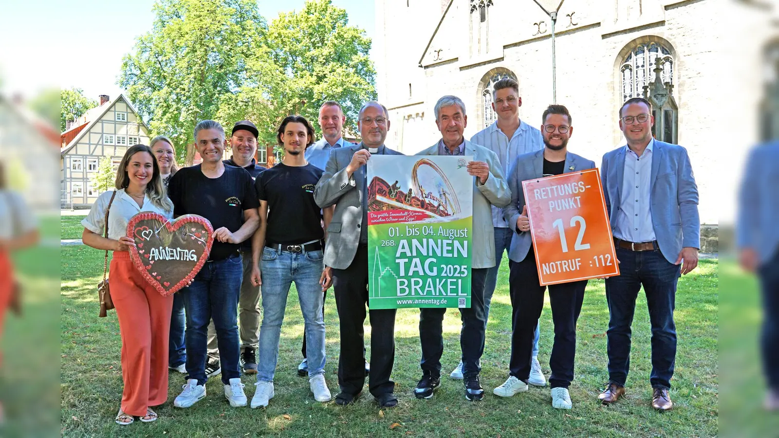 Organisatoren und Akteure des Annentags (v.l.): Angela Denecke, Jennifer Happe, Gaetano Cardamone, Stefan Friedrich, Salvatore Cardamone, Sebastian Müller, Pfarrer Andreas Kurte, Bürgermeister Hermann Temme, Erwin Leopold, Benedikt Gönnewicht und Alexander Kleinschmidt. (Foto: Stadt Brakel)