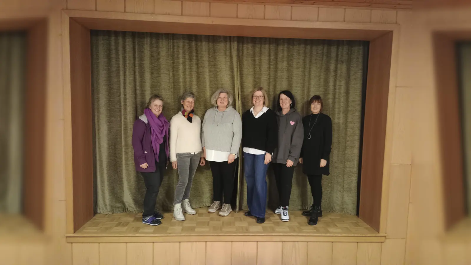 Gemeinsam gegen den Winterblues (v.l.): Carina Lücke-von Rüden, Vorstand kfd, Kerstin Beyermann, Koordinatorin des Ambulanten Hospizdienstes Mutter Teresa, Angelika Beyermann, Vorstand kfd, Rita Ritter, Vorstand kfd. (Foto: Caritas Büren)