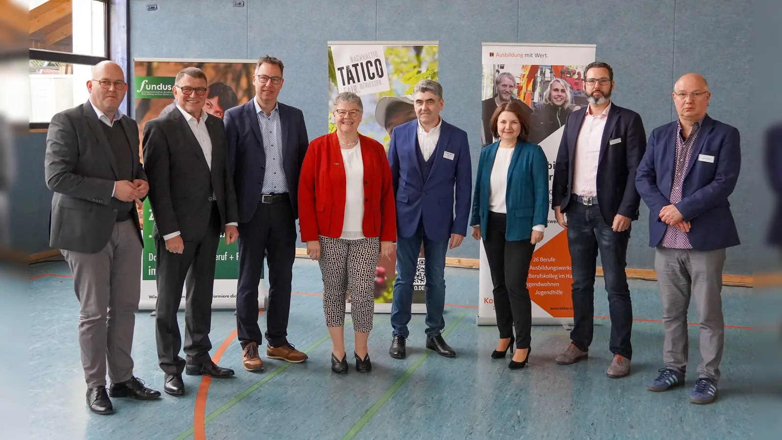 Die Veranstalter des Unternehmerfrühstücks für den Kreis Höxter zusammen mit den Teilnehmenden der Podiumsdiskussion (von links): Michael Stolte, Stefan Berens, Stefan Kruse, Regina Schafmeister, Dietmar Mantel, Claudia Rosenheinrich, Patrick Beiersdorfer und Jürgen Altemöller. (Foto: Jeanette Lahme)