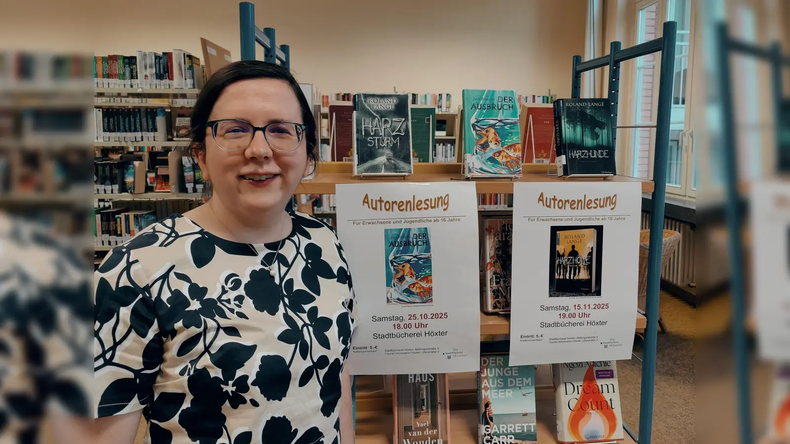 Christiane Bode, Leiterin der Stadtbücherei Höxter, freut sich auf zwei spannende Autorenlesungen im Herbst. (Foto: Stadt Höxter)