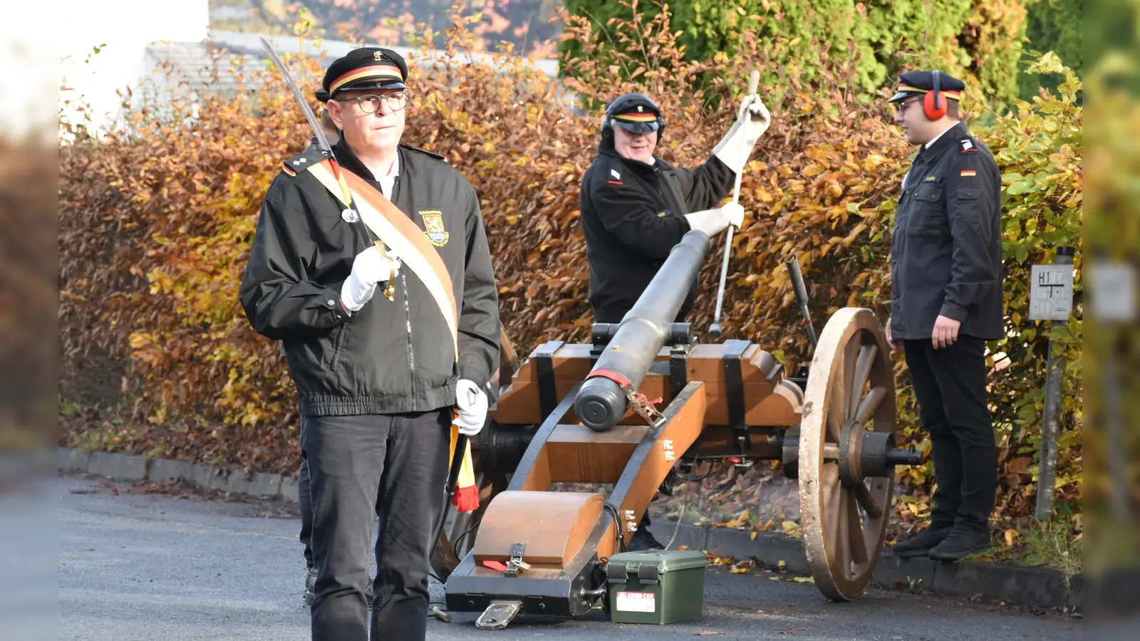 Die Narren griffen das Rathaus an.  (Foto: Barbara Siebrecht)