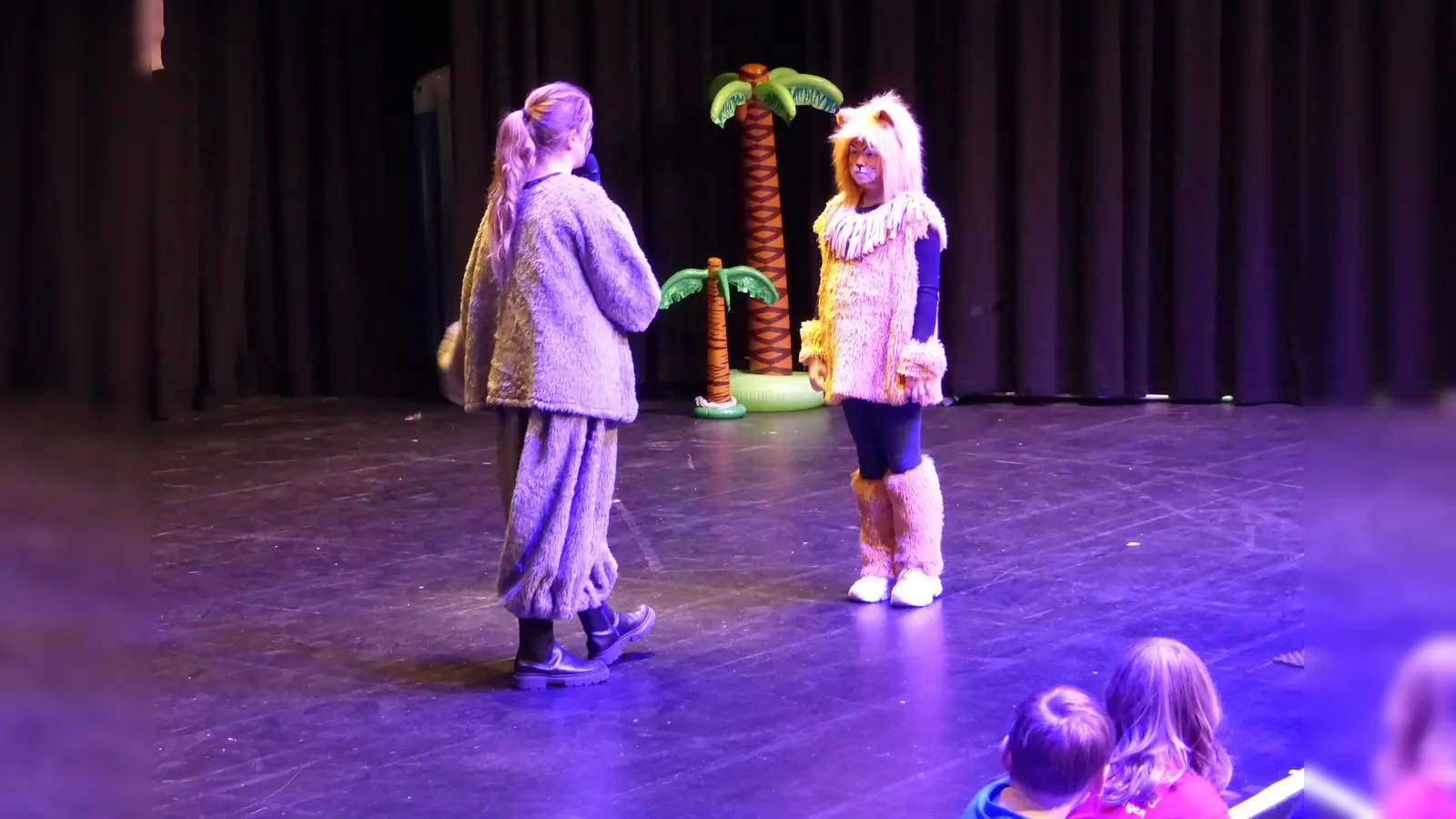 Löwe Mia Richter und Nilpferd Lina Woide spielten im Stück „Gut gebrüllt Löwe”.  (Foto: Grundschulverbund )