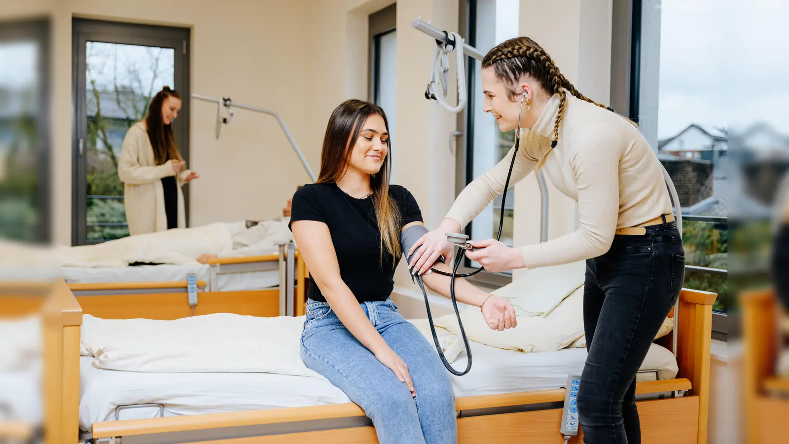 Beim Infoabend am 21. Februar im Bildungszentrum der KHWE in Brakel wird die Vielfalt des Pflegeberufs vorgestellt. Dabei können SkillLabs mit neuester medizinischer Ausstattung besichtigt werden. Mehr als 100 Schüler beginnen am Bildungszentrum in Brakel jährlich ihre Pflegeausbildung oder entscheiden sich für ein Studium in Kooperation mit einer Hochschule. (Foto: KHWE)