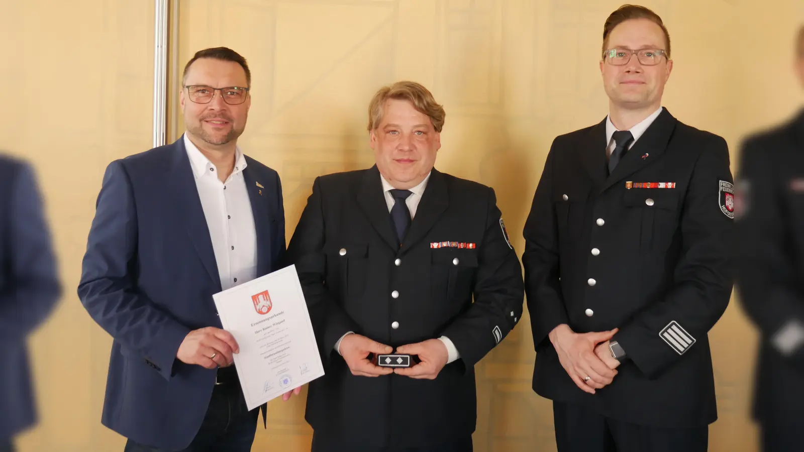 (v.l.) Bürgermeister Torben Busse, der neu ernannte Stadtbrandinspektor Rainer Wiegend, der scheidende Stadtbrandinspektor Michael Gerland. (Foto: Stadt Hofgeismar)