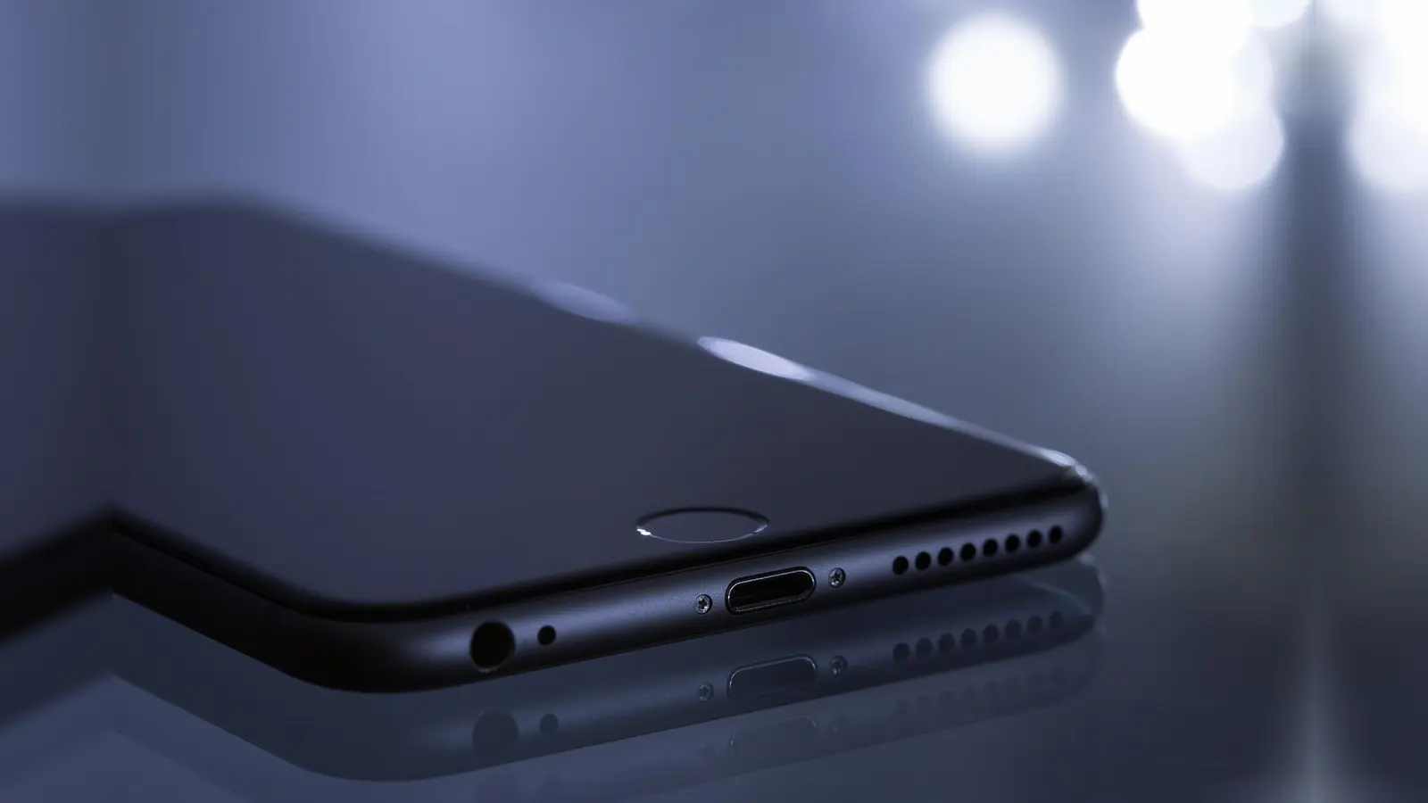 Es muss nicht immer das typische Senioren-Handy mit großen Tasten sein. (Foto: pixabay)
