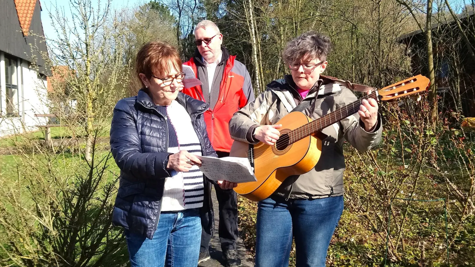 Gemeinsamer Gesang mit der Gruppe: (v.l.) Mechthild Bange, Pfarrer Ansgar Wiemers, Theresia Meier-Wolff. (Foto: Doris Dietrich)