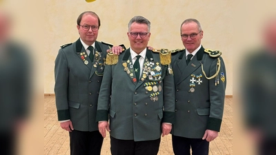 Der geschäftsführende Vorstand (v.l.) Jörg Schrader (Schriftführer), Franz Streitbürger (Oberst) und Heinz-Erhard Ridder (Rechnungsführer). (Foto: Bürgerschützengilde Bad Driburg / privat)