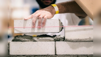 Aus Steinen werden Wohnungen: Maurer sind die Profis, die die Wohnungen im Kreis<br>Höxter bauen. Aber der Bau braucht Nachwuchs: Freie Ausbildungsplätze gibt es.<br> (Foto: IG BAU |Florian Göricke)