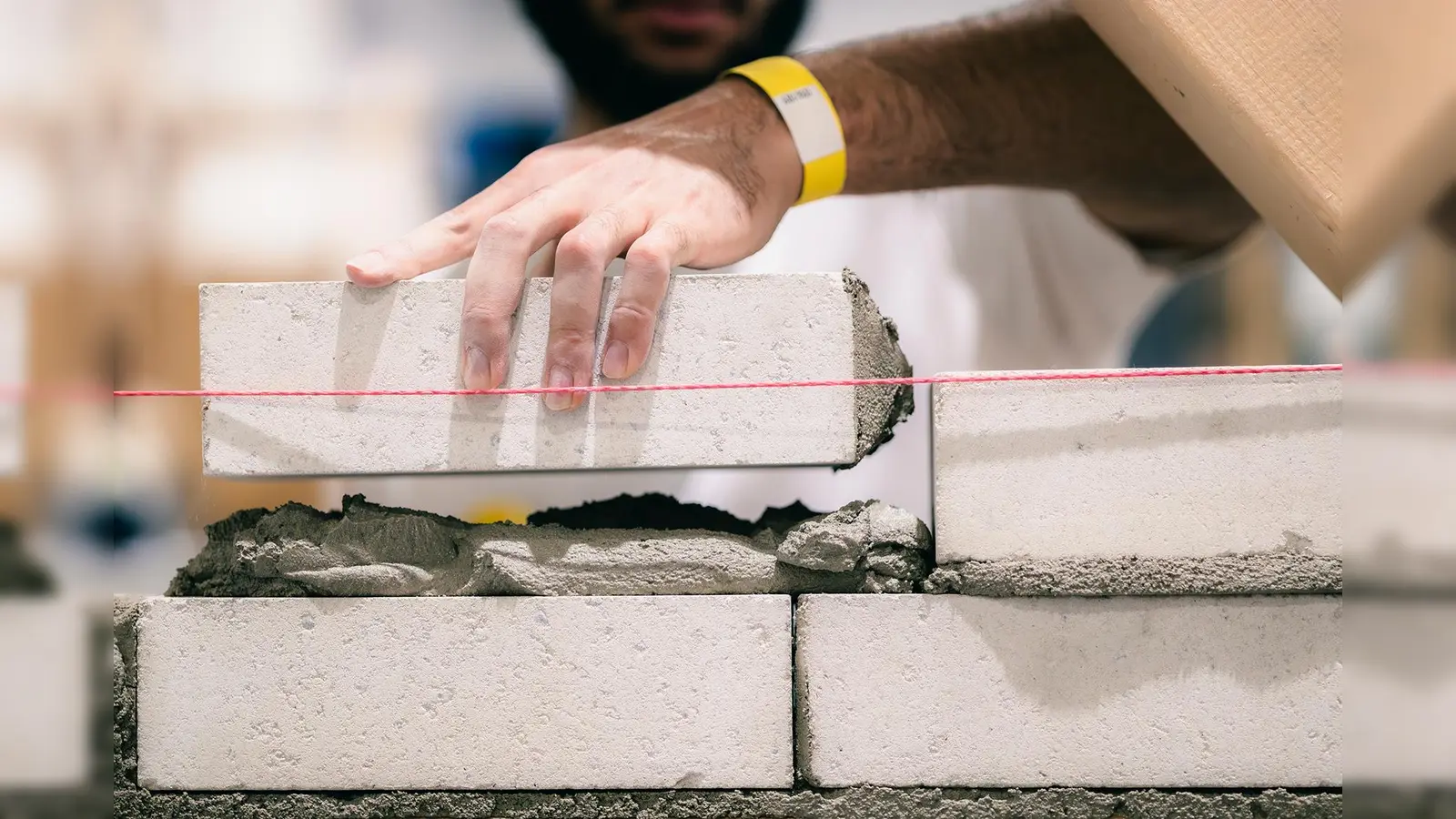 Aus Steinen werden Wohnungen: Maurer sind die Profis, die die Wohnungen im Kreis<br>Höxter bauen. Aber der Bau braucht Nachwuchs: Freie Ausbildungsplätze gibt es.<br> (Foto: IG BAU |Florian Göricke)