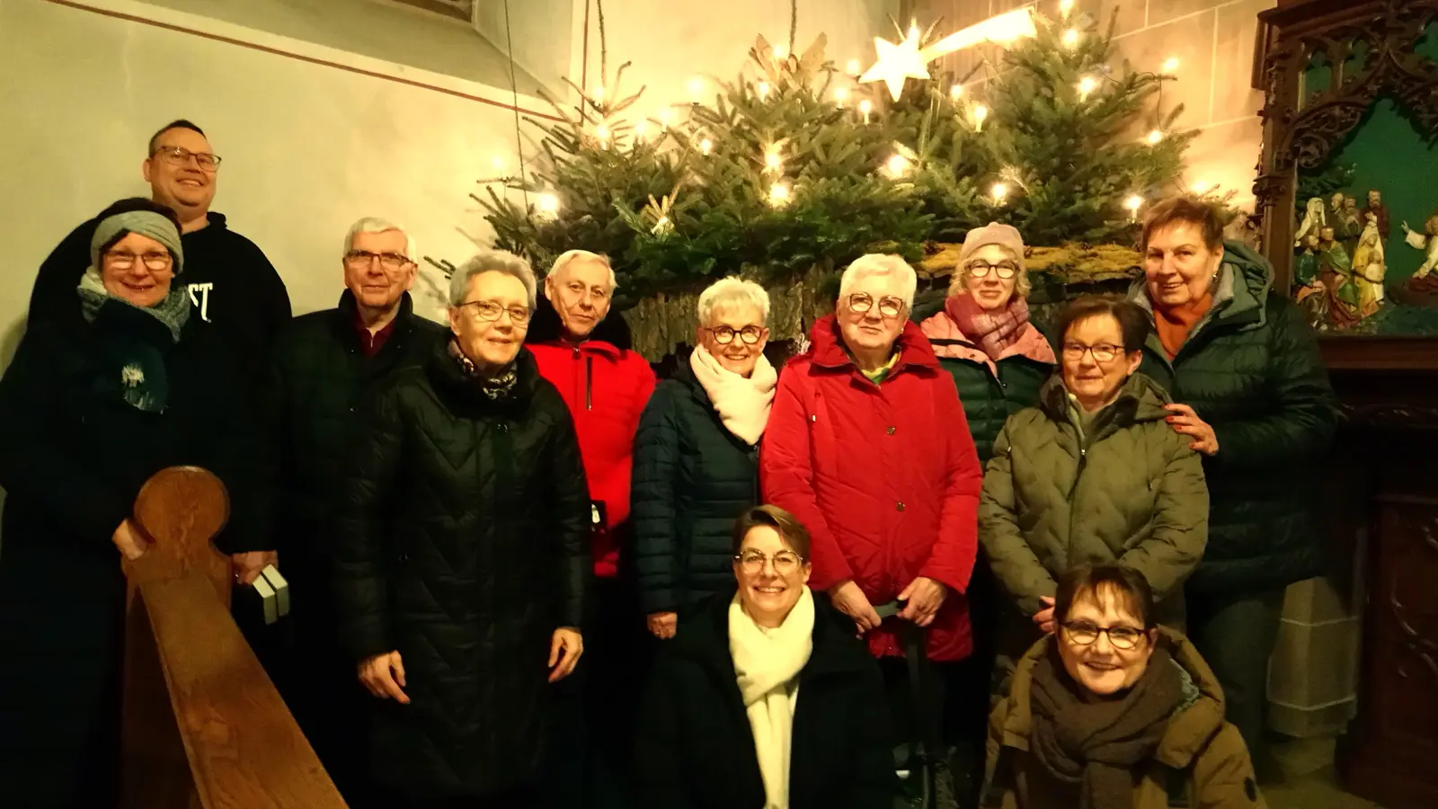Teilnehmende vor der Krippe in der Kirche St. Urbanus Herste. (Foto: Doris Dietrich)