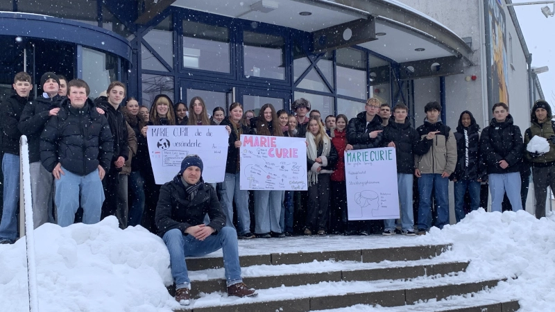 Die zehnten Jahrgangsstufen des Warburger Marianums befassten sich im Rahmen der Schulkinowochen NRW mit dem Leben und Wirken von Marie Curie. Dazu sahen sie sich auch den Film über die Wissenschaftlerin an. (Foto: Gymnasium Marianum / privat)